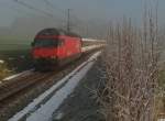 Kurz bevor 460 039-1 mit dem IR 2118, Konstanz - Biel, am 06.01.2015 in Berg/TG vorbeifuhr, begann sich zum Leidwesen des Fotografen der bis zu diesem Zeitpunkt nur über dem Thurtal hängende