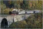 La DER de la Saison! (Saisonabschlussfeier der Blonay-Chamby Bahn 2022) - Die SEG G 2x 2/2 105 erreicht mit einem aus passenden Wagen gebildeten Museumszug bei Vers-Chez Robert den Baye de Clarens