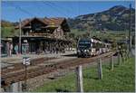 Der von Sarah Morris gestaltete Lenkerpendel  Monarch , bestehend aus ABt 341, Be 4/4 5001 und Bt 241, unterwegs als Regionalzug 2527 von der Lenk nach Rougemont beim Halt in Saanen.