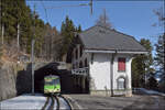 Nur Bt 352 darf nach draussen, im Tunnel Bt 351 und BDeh 4/4 313. Das Empfangsgebäude ist überdimensional und hat den wesentlichen Zweck verloren, denn das Grandhotel ist mittlerweile ein Internat. Leysin Grandhotel, Janaur 2026.
