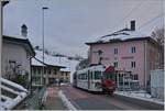 Mit dem schiebennde BDe 4/4 121 verlässt ein TPF Regionalzug nach Bulle Montbovon, wo wie hier zu sehen die Strecke einigen hundert Meter auf der Strasse verläuft.