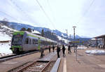 Im Entlebuch: Landstation-Atmosphäre bei det Einfahrt des BLS  Lötschberger  105 in Escholzmatt.