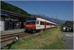 Der Regioalps Regionalzug 6111 von St-Gingolph nach Brig erreicht den Bahnhof von Massonggex.