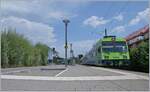 In Büren an der Aare wartet ein Regionalzug auf die Rückfahrt nach Lyss.