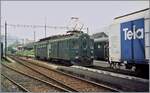 In Balsthal ist der OeBB BDe 4/4 641 im Güterverkehr mit dem Manöver beschäftig, wobei unter an dem der angeschnitten Tela Wagen 23 85 231 1 700-6 zur Güterlast gehört.