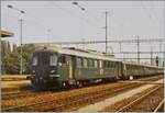 Mit dem führenden RBe 4/4 1457 erreicht ein langer Regionalzug von Zürich HB nach Aarau den Bahnhof von Dietikon. 

25. Juli 1984