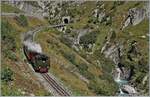 Die DFB HG 4/4 704 hat mit dem Dampfzug 133 den 548 Meter langen Kehrtunnel  Gletsch  verlassen und kleine Rhone überquert und dampft nun Oberwald entgegen.

30.09.2021